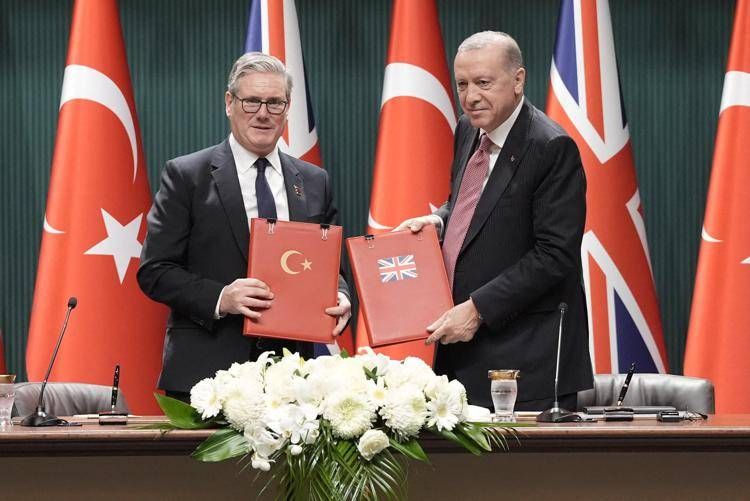 Keir Starmer e Recep Tayyip Erdogan (Afp)