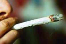 Uomo che fuma uno spinello - Fotogramma