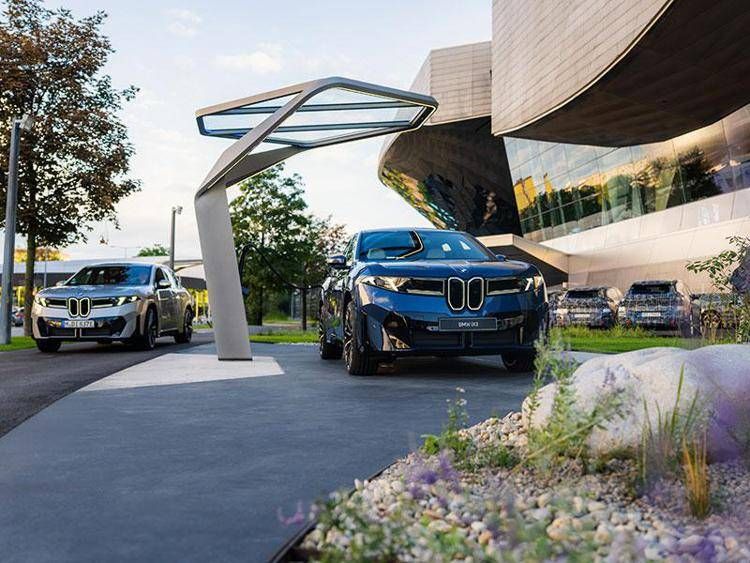 BMW iX3 50 xDrive: ricarica ultraveloce e tecnologia bidirezionale