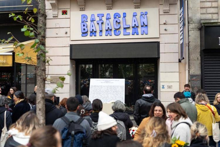 Parigi 2024, l'omaggio alle vittime degli attacchi terroristici del 13 novembre 2015 al Bataclan - Ipa