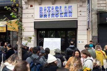 Parigi 2024, l'omaggio alle vittime degli attacchi terroristici del 13 novembre 2015 al Bataclan - Ipa