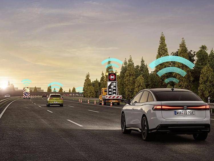 Volkswagen Car2X: due milioni di veicoli connessi per una guida più sicura