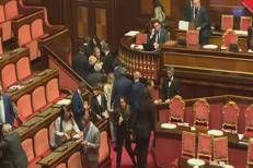 ﻿Riforma della Giustizia, abbracci e selfie per Nordio in aula dopo il sì del Senato - Video
