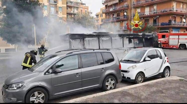 Roma, bus in fiamme: nessun passeggero ferito