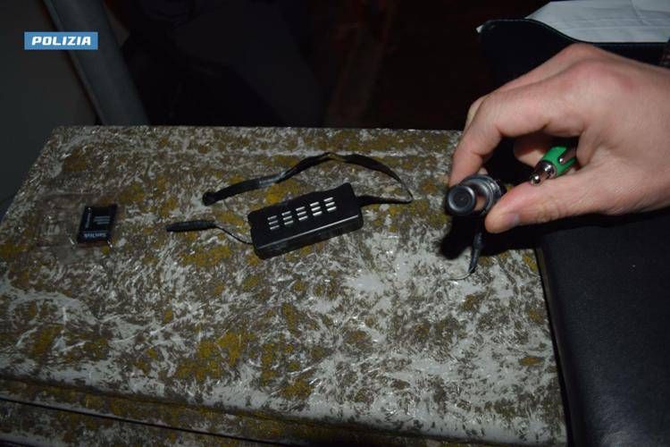 Le 'cimici' piazzate nei bagni