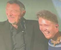 Gag sanremese tra Alfa e Amadeus sul palco del Forum