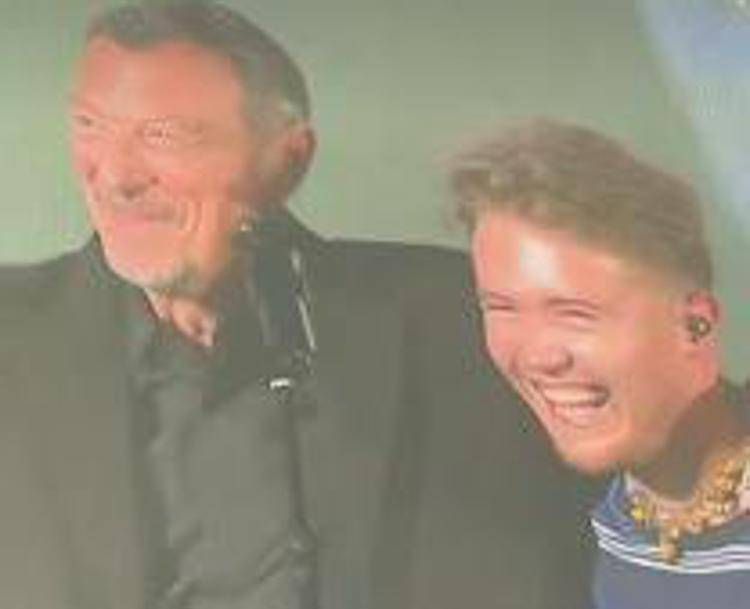 Gag sanremese tra Alfa e Amadeus sul palco del Forum