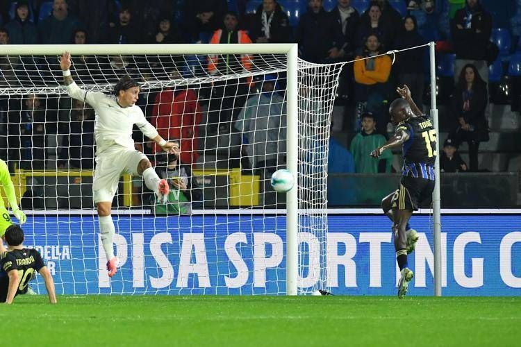 L'azione di Idrissa Toure' del Pisa  (Fotogramma/Ipa)