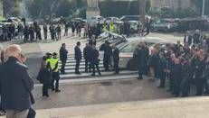 Incidente sulla Colombo, l'arrivo della bara bianca di Beatrice Bellucci - Video