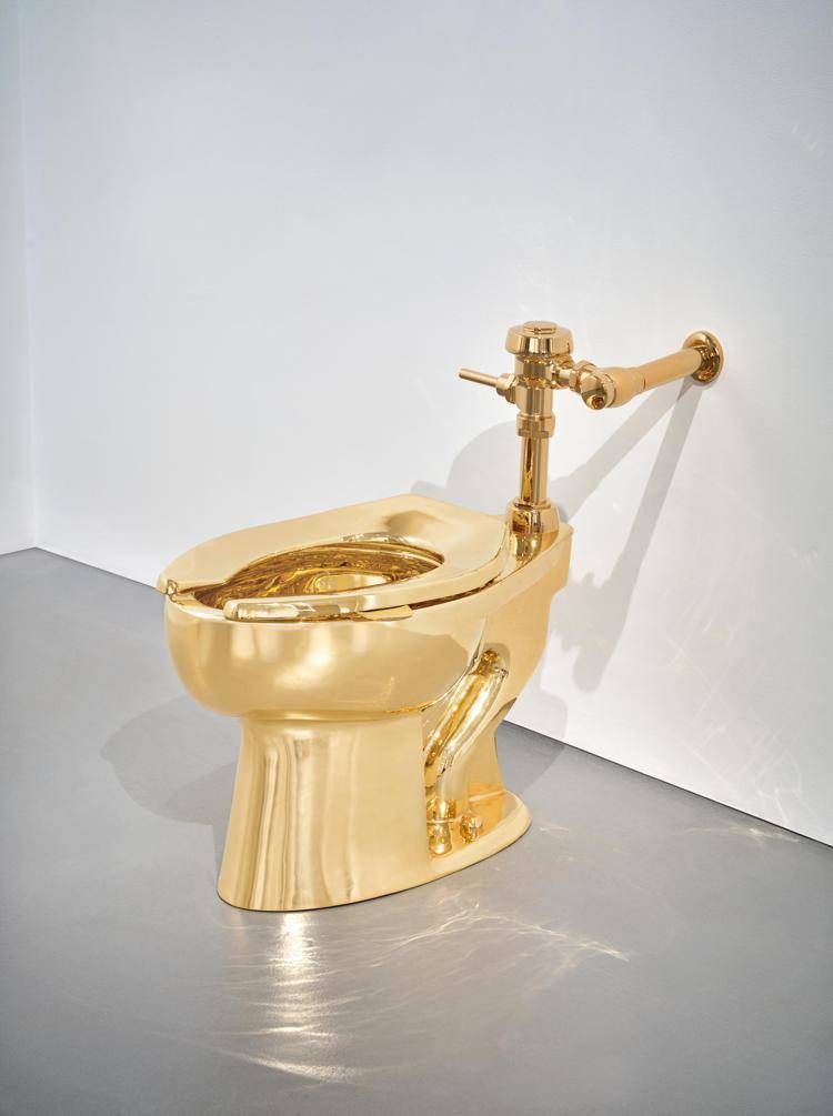Sotheby's mette all'asta la toilette in oro di Maurizio Cattelan
