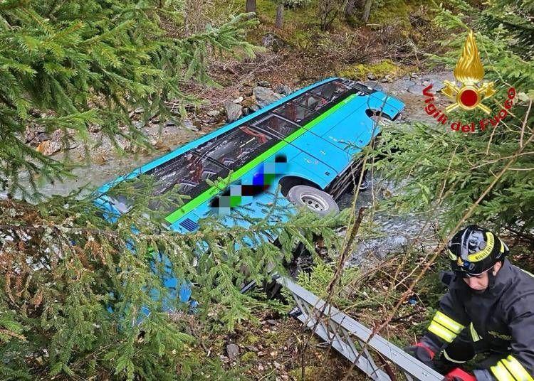 Scuolabus nel torrente, vigili del fuoco