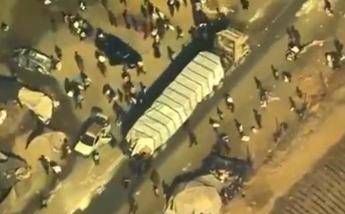 Il saccheggio degli aiuti a Gaza da parte di Hamas, ripreso da un drone Centcom