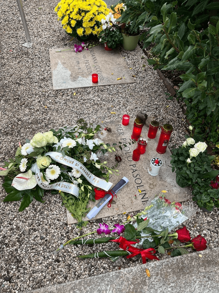 Davanti alla tomba di Pasolini, Casarsa ricorda il poeta