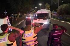 I mezzi della croce rossa trasportano i resti degli ostaggi - Afp