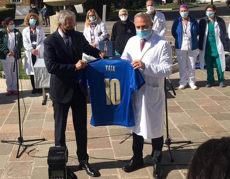 Gabriele Gravina (Figc) e Francesco Vaia a marzo 2021 durante una visita del presidente Figc all'Inmi Spallanzani di Roma  