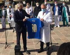 Gabriele Gravina (Figc) e Francesco Vaia a marzo 2021 durante una visita del presidente Figc all'Inmi Spallanzani di Roma  