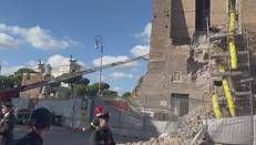 Crollo torre ai Fori Imperiali, due gli operai estratti: in corso salvataggio terzo - Video