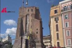 Torre dei Conti, il boato e la nuvola di polvere: il momento del crollo - Video