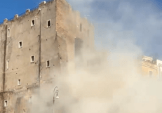 Roma, il momento del crollo della torre dei Conti - Video