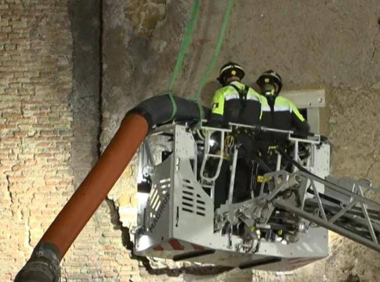 I soccorritori al lavoro per salvare l'ultimo operaio