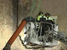 I soccorritori al lavoro per salvare l'ultimo operaio