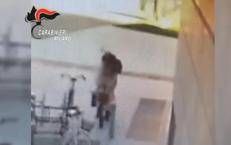 Donna accoltellata a Milano, le immagini dell'aggressione - Video