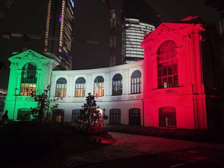 Milano, la sede della Fondazione Fiera si veste con il tricolore per il 4 novembre