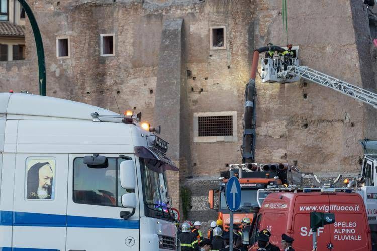 Le operazioni di soccorso nel crollo della Torre dei Conti (Fotogramma)