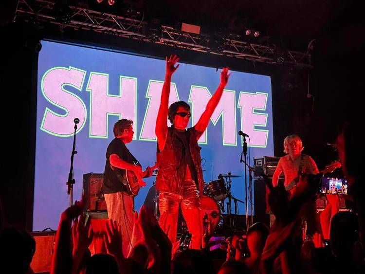 Gli Shame sul palco della Santeria Toscana a Milano (AdnKronos)