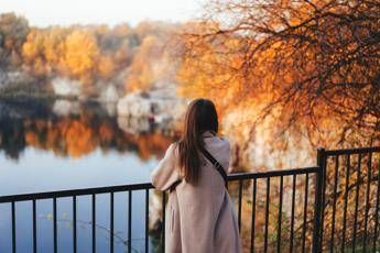 Donna con panorama autunnale - 

