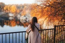 Donna con panorama autunnale - 


