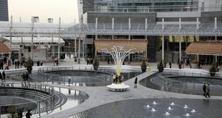 Donna accoltellata a Milano, da Piazza Gae Aulenti al Pirellone: ecco i simboli del 