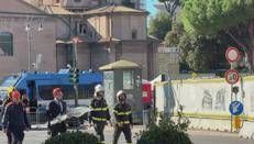 Gualtieri depone fiori alla Torre dei Conti: 