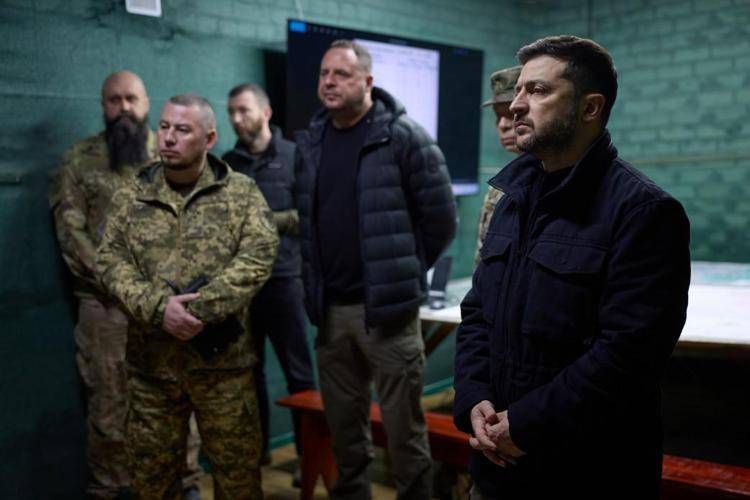 Volodymyr Zelensky resso il posto di comando del Primo Corpo d'armata 'Azov'<span id=