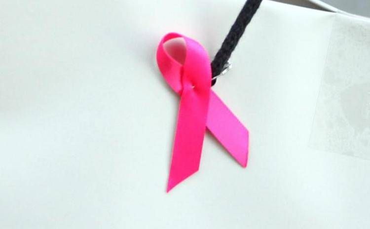 Fiocco rosa per il cancro al seno - FOTOGRAMMA