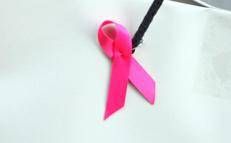Fiocco rosa per il cancro al seno - FOTOGRAMMA