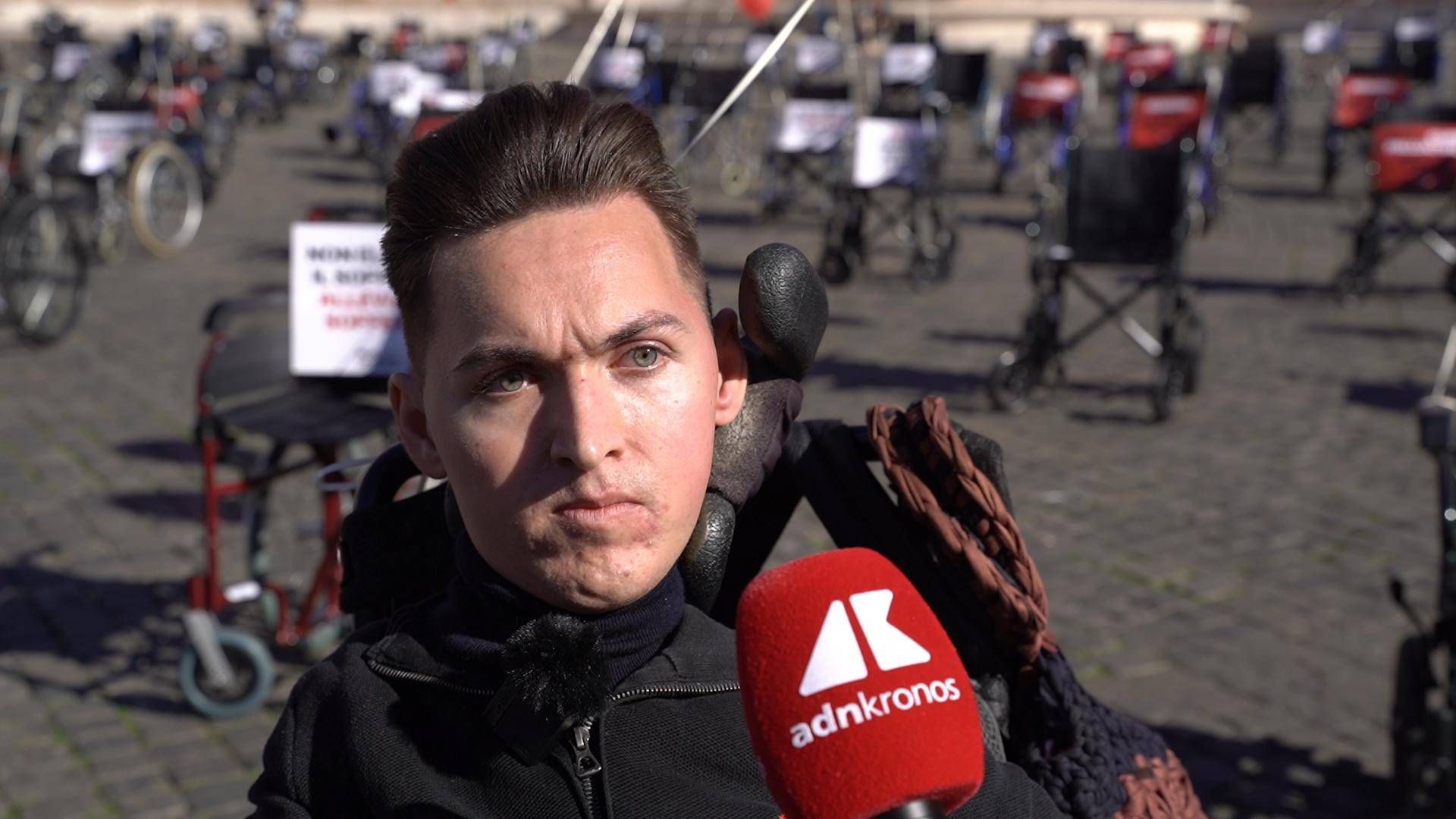 Fine vita, Stoica (scrittore e attivista): "Stato deve accompagnare alla vita non alla morte"