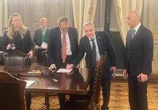 La firma, foto Adnkronos