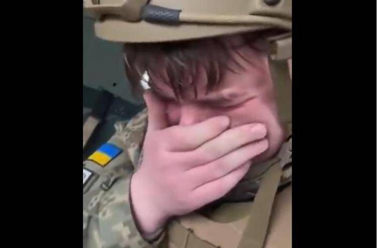 Virale ma fake, il video del soldato ucraino in lacrime creato da IA