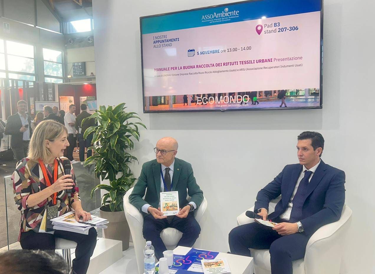 Rifiuti tessili, presentato il manuale per 'la buona raccolta' di Unirau e Ariu