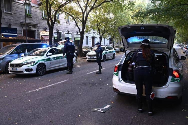 Milano, polizia locale sul luogo dove l'anziano è stato travolto - Fotogramma /Ipa