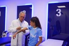 Giovanni Di Lella, Direttore Skin Cancer Center Idi Irccs, con una giocatrice - Idi Roma