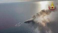 Savona, barca a fuoco al largo di Bergeggi: a bordo 9mila litri di carburante - Video