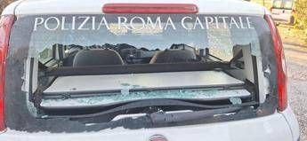 Roma, spari da carabina ad aria compressa contro auto polizia locale al campo nomadi: 