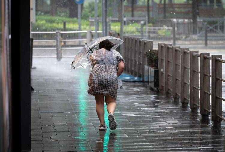 maltempo_donna_ombrello_afp image Donna sotto la pioggia - (Afp)
