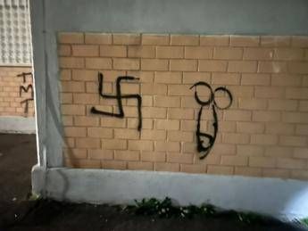Svastiche e insulti sui muri, vandalizzata scuola a Roma - Fotogallery