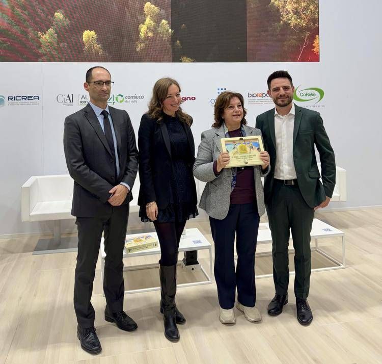 premiazione_un_sacco_in_comune_comm_20251107145046 image Un Sacco in Comune, Crotone vince sfida del riciclo tra capoluoghi calabresi