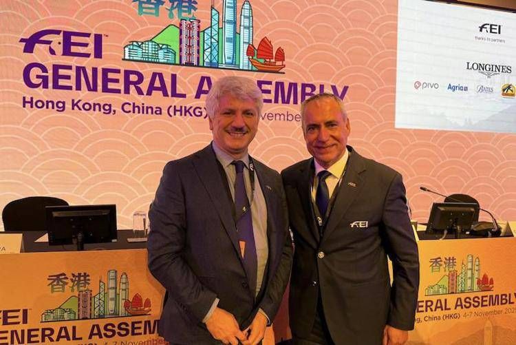 Simone Perillo (a sinistra) insieme a Ingmar De Vos, presidente della Federazione Equestre Internazionale)