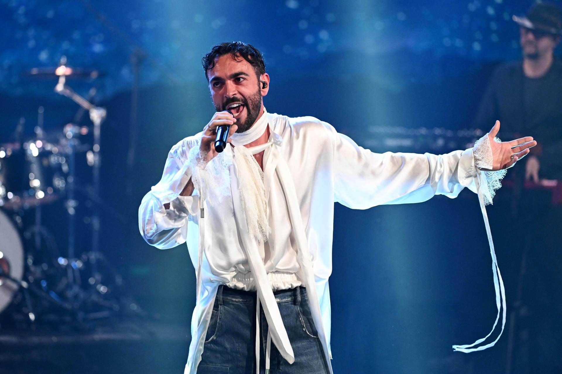 Marco Mengoni e la bimba di pochi mesi al concerto: "Tua mamma è una pazza"