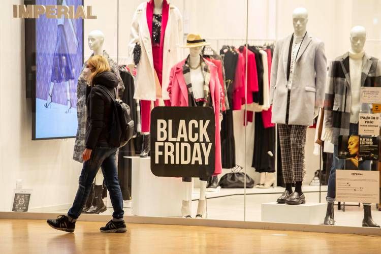 Confcommercio, a novembre c'è fermento nei negozi: grande attesa per il Black Friday